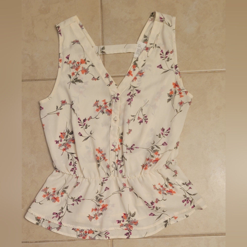 Super Cute Summer Top By Sienna Sky size M. Looks New Button Down front